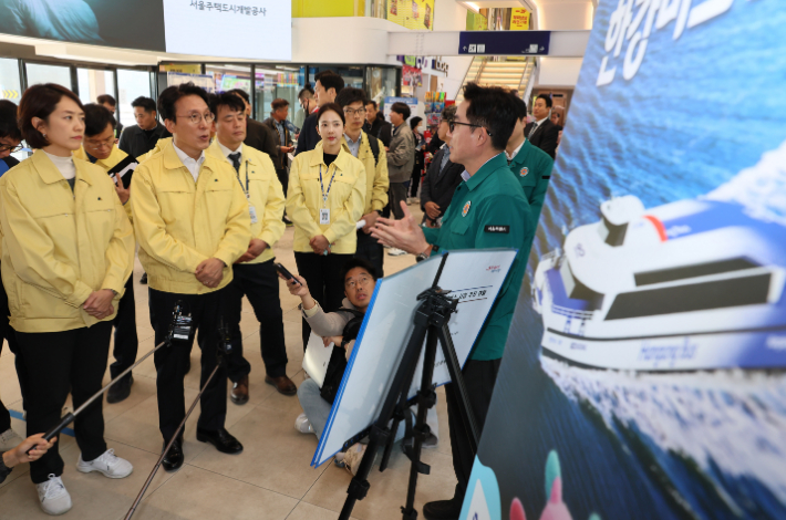 김민석 국무총리가 14일 서울 광진구 한강버스 뚝섬 선착장을 찾아 박진영 서울시 미래한강본부장으로부터 사업 추진 현황 등에 대해 보고받고 있다. 연합뉴스