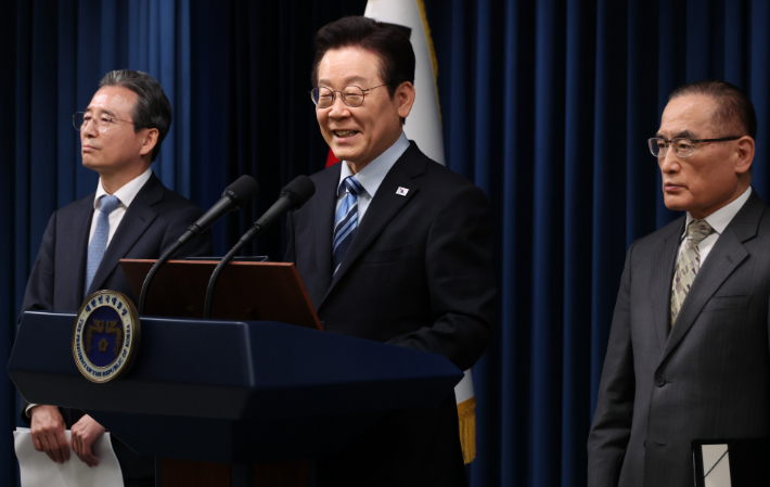 이재명 대통령이 14일 서울 용산 대통령실에서 한미 관세·안보 협상 '조인트 팩트시트'(공동 설명자료) 최종 합의를 발표하고 있다. 왼쪽부터 김용범 정책실장, 이 대통령, 위성락 국가안보실장. 연합뉴스