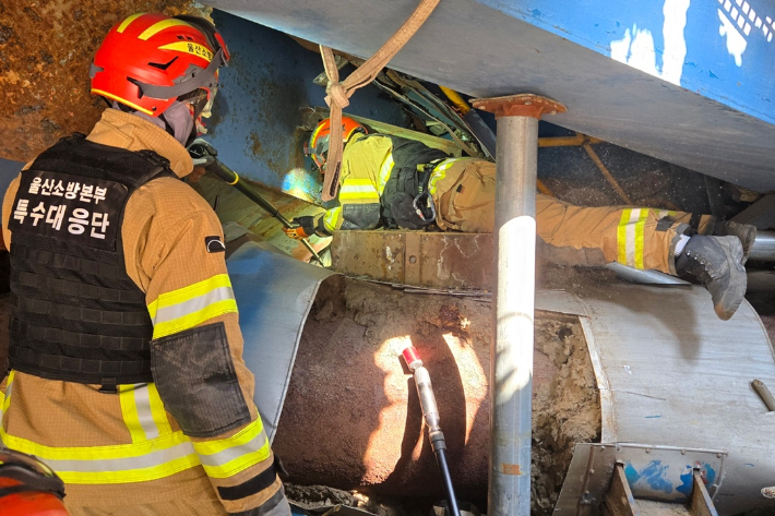울산화력발전소 보일러 타워 붕괴 현장에서 구조작업을 벌이는 소방대원의 모습. 울산소방본부 제공