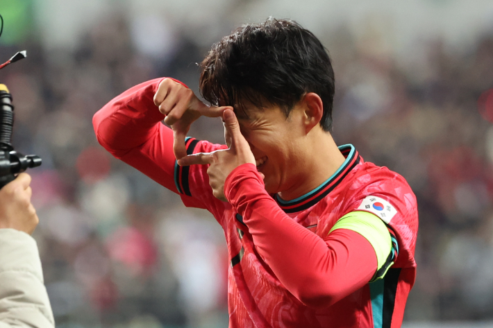 손흥민 '찰칵 세리머니'. 연합뉴스