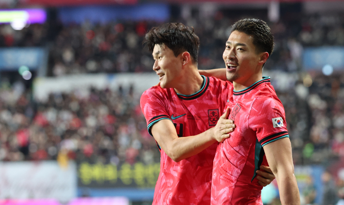 조규성 골 축하하는 김민재. 연합뉴스