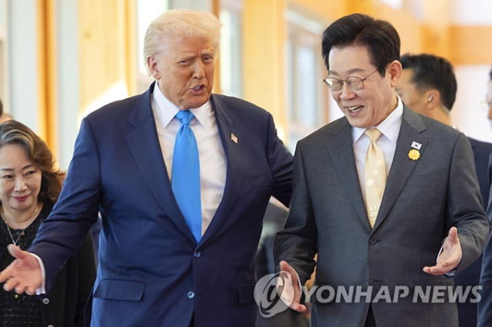이재명 대통령과 트럼프 미국 대통령이 지난 10월 29일 경북 경주박물관에서 정상회담장으로 이동하며 대화하고 있다. 연합뉴스