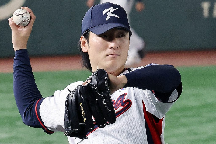 일본과의 첫 번째 평가전 선발투수로 낙점된 한국 야구대표팀 곽빈이 14일 일본 도쿄돔에서 몸을 풀고 있다. 연합뉴스