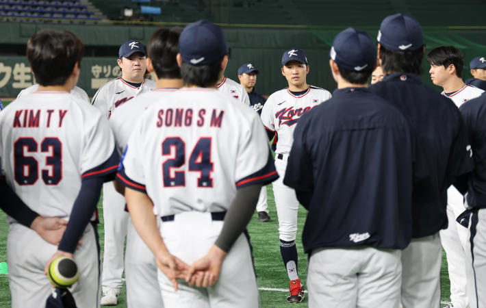 한국 야구대표팀 주장인 박해민이 13일 일본 도쿄돔에서 첫 훈련에 앞서 선수들과 대화하고 있다. 연합뉴스