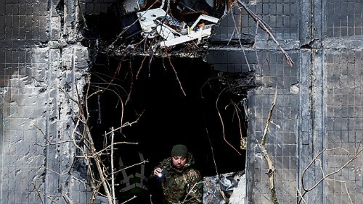 14일 러시아 공격으로 파괴된 키이우 건물. 연합뉴스