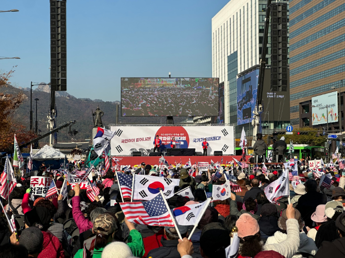 전광훈 사랑제일교회 목사가 이끄는 대한민국바로세우기국민운동본부는 이날 오후 종로구 동화면세점에서 '광화문 국민대회'를 개최하고 정부를 규탄했다. 연합뉴스