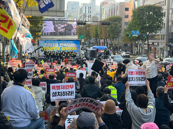 15일 서초구 대법원 앞에서 '전국 집중 촛불대행진' 집회를 열고 조희대 대법원장 탄핵, 내란 전담재판부 설치 등을 촉구했다. 이 집회에는 900여명이 참여했다. 연합뉴스
