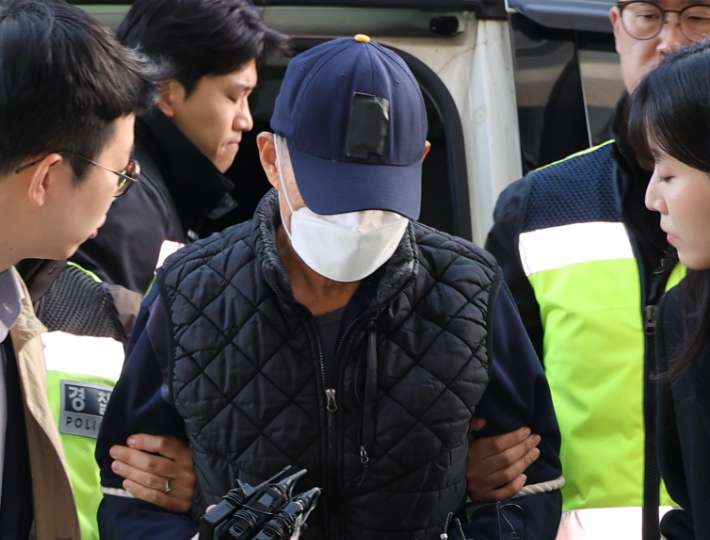 전통시장에서 돌진 사고를 내 2명을 숨지게 하고 19명을 다치게 한 60대 트럭 운전자가 15일 오후 구속 전 피의자 심문(영장실질심사)이 열리는 인천지법에 들어서고 있다. 연합뉴스