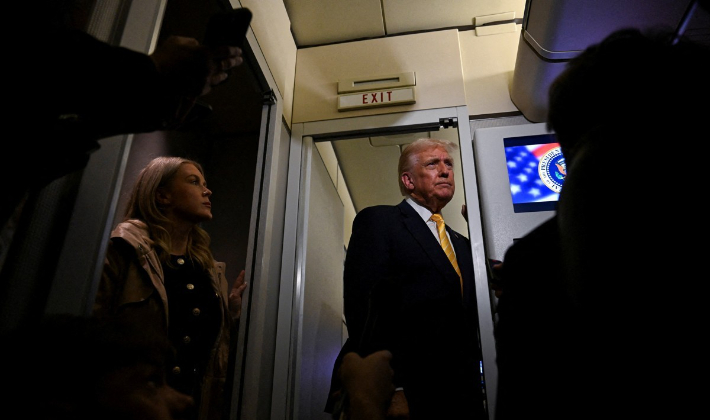 플로리다주 자택으로 향하는 대통령 전용기 에어포스원 기내에서 기자들과 질답 나누는 트럼프 대통령. 연합뉴스