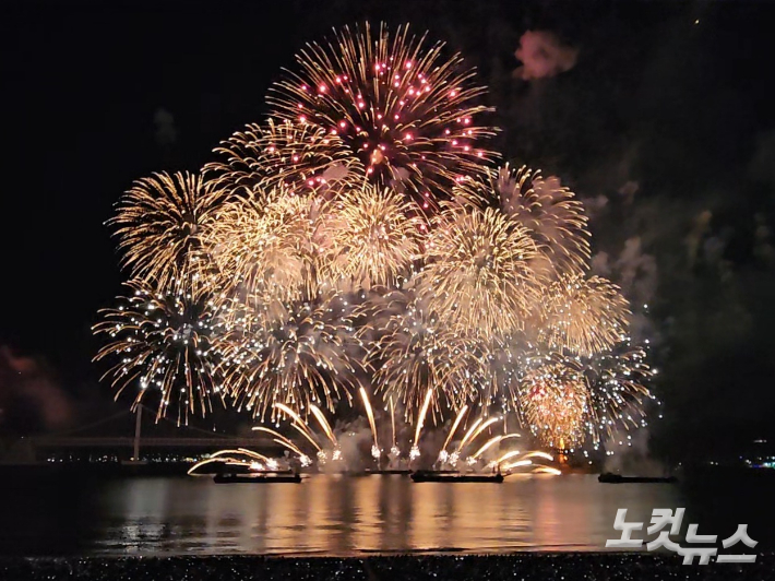 제20회 부산불꽃축제가 열린 15일 부산 광안리해수욕장에서 화려한 불꽃쇼가 펼쳐지고 있다. 김혜민 기자