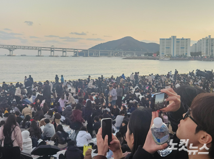 15일 부산 광안리해수욕장 백사장에 이른 시각부터 시민들이 모여 불꽃축제의 시작을 기다리고 있다. 김혜민 기자 