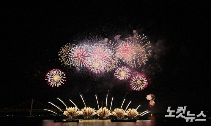 제20회 부산불꽃축제가 15일 부산 광안리해수욕장에서 화려하게 개막했다. 김혜민 기자