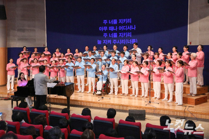 합창단 단원들이 아름다운 하모니로 무대를 채우고 있다. 최화랑 기자