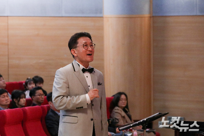 최동규 상임지휘자가 단원들과 호흡을 맞추며 지휘하고 있다. 최화랑 기자