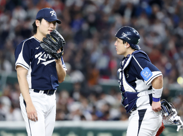 대화 나누는 곽빈과 박동원. 연합뉴스