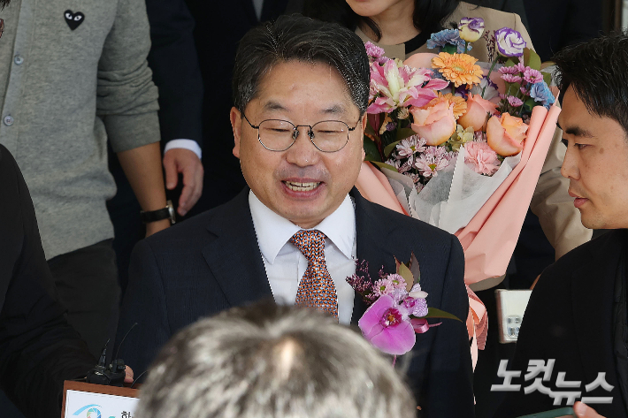 '대장동 항소 포기' 논란으로 사의를 표명한 노만석 검찰총장 직무대행이 14일 오전 서울 서초구 대검찰청에서 열린 퇴임식을 마친 후 청사를 나서고 있다. 류영주 기자