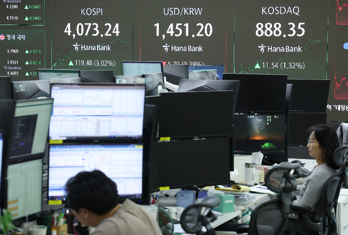 10일 오후 서울 중구 하나은행 본점 딜링룸 현황판에 코스피, 원/달러 환율, 코스닥 지수가 표시돼 있다. 연합뉴스