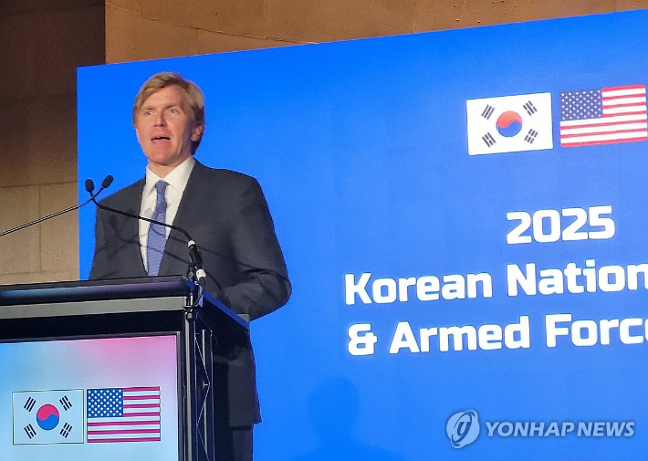 미국 워싱턴DC 앤드루 멜론 오디토리움에서 열린 한국 국경일 리셉션에서 앨브리지 콜비 미 국방부 차관이 축사를 하고 있다. 연합뉴스