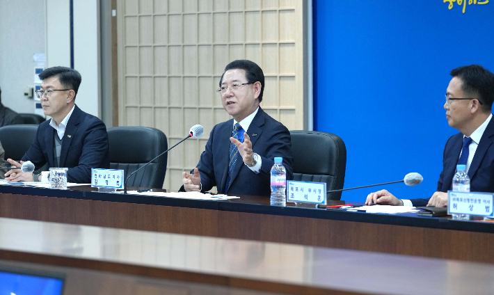 김영록 전라남도지사가 14일 도청에서 열린 '목포항 발전 유관기관 간담회'에 참석해 관계자들과 목포항을 전남 서남권 핵심산업 지원 항만으로 육성하기 위한 협력 방안을 논의하고 있다. 전라남도 제공