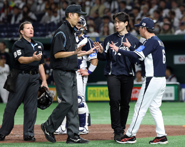 15일 일본 도쿄돔에서 열린 2025 K베이스볼 시리즈 대한민국과 일본의 평가전. 류지현 감독이 그라운드에 나와 심판진에게 어필하고 있다. 연합뉴스 