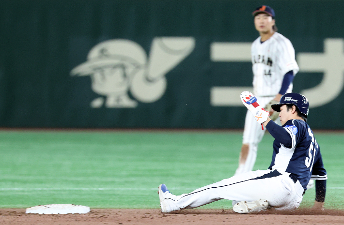 5일 일본 도쿄돔에서 열린 2025 K베이스볼 시리즈 대한민국과 일본의 평가전. 7회초 2사 1루에서 문현빈이 2루 도루에 성공하고 있다. 문현빈은 앞서 5회초 안타 1개가 오심에 의해 무산됐다. 연합뉴스 