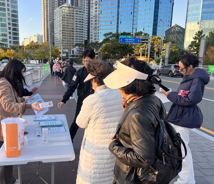 전라남도는 지난 15일 부산호남향우회와 함께 2025년 부산 불꽃축제 현장에서 고향사랑기부제 캠페인을 진행했다. 전라남도 제공 