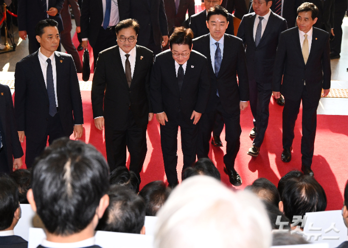 이재명 대통령이 4일 2026년도 정부 예산안에 대한 시정연설을 하기 위해 서울 여의도 국회를 방문해 국민의힘 의원들의 피켓시위를 받으며 환담장으로 향하고 있다. 국회사진기자단