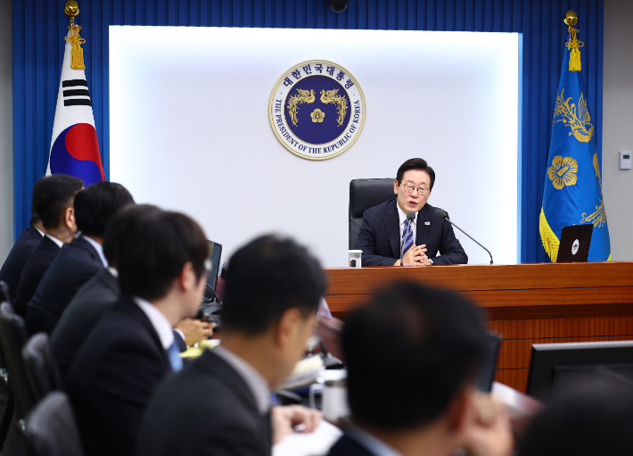 이재명 대통령이 13일 용산 대통령실에서 열린 수석보좌관회의를 주재하고 있다. 연합뉴스
