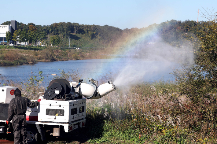 10일 오전 광주 북구 동림동 산동교 친수공원 일대에서 북구청 동물정책팀 직원들이 고병원성 조류인플루엔자(AI) 예방을 위한 방역을 하고 있다. 광주 북구 제공