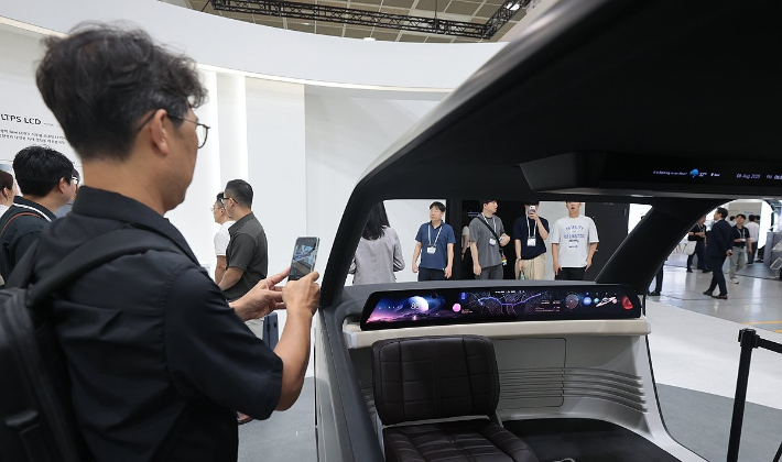 지난 8월 7일 서울 강남구 삼성동 코엑스에서 열린 'K-디스플레이 2025 한국디스플레이산업전시회'에서 참관객들이 LG디스플레이 전시장을 둘러보고 있다. 연합뉴스