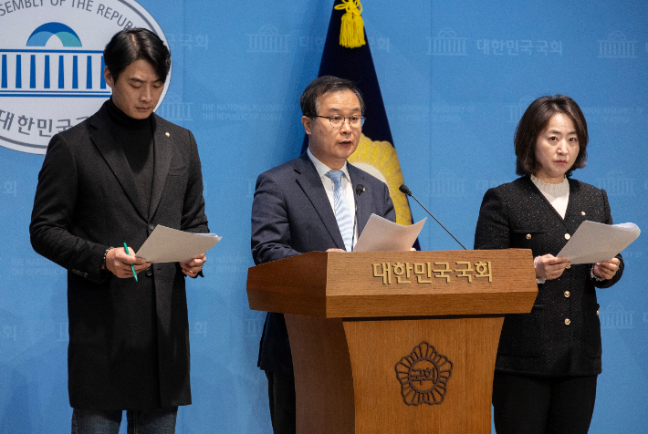 더불어민주당 정치검찰 조작 기소 대응 특별위원회 소속 의원들이 16일 국회에서 대장동 사건 정영학 씨 조사에서 녹취록을 조작한 검찰을 규탄하는 기자회견을 하고 있다. (왼쪽부터) 민주당 한준호, 이건태, 이주희 의원. 연합뉴스
