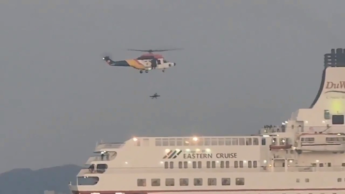 해경이 크루즈선에서 발생한 응급 환자를 구조하고 있다. 부산해경 제공