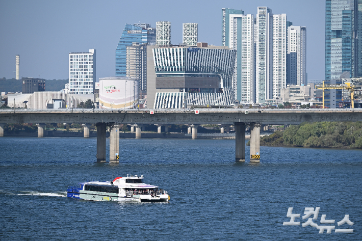 한강버스가 1일 서울 영등포구 여의도 인근 한강에서 운항을 재개하고 있다. 류영주 기자