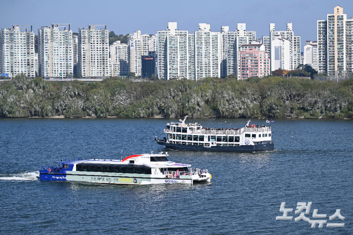 한강버스가 1일 서울 영등포구 여의도 인근 한강에서 운항을 재개하고 있다. 류영주 기자