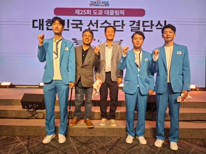 2025 도쿄데플림픽 결단식에서 대한장애인사이클연맹 관계자 및 선수단이 선전을 다짐하는 모습. 연맹 
