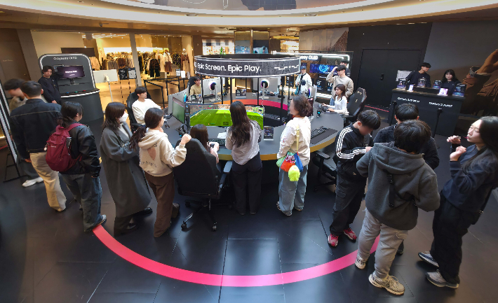 삼성 오디세이 게이밍 모니터와 갤럭시 스마트폰으로 게임 플레이를 경험할 수 있는 '오디세이 게임 스테이션' 팝업 체험존. 삼성전자 제공