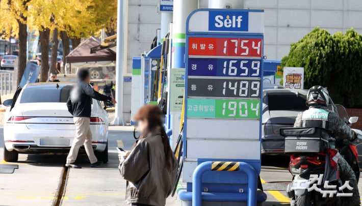 휘발유 값 3주 연속 상승…8개월만 1700원