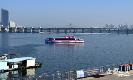 강바닥에 걸려 멈춰버린 한강버스