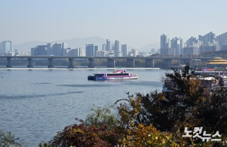 강바닥에 걸린 한강버스…19일 인양 계획