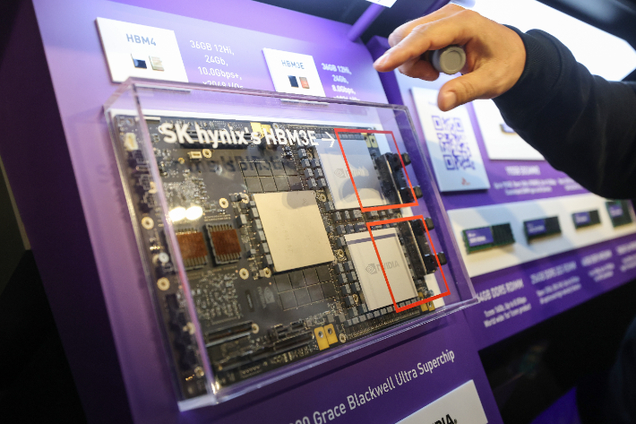 3일 서울 강남구 코엑스에서 열린 SK AI 서밋 2025 전시장에 SK하이닉스의 고대역폭 메모리 HBM3E가 전시돼 있다. 연합뉴스