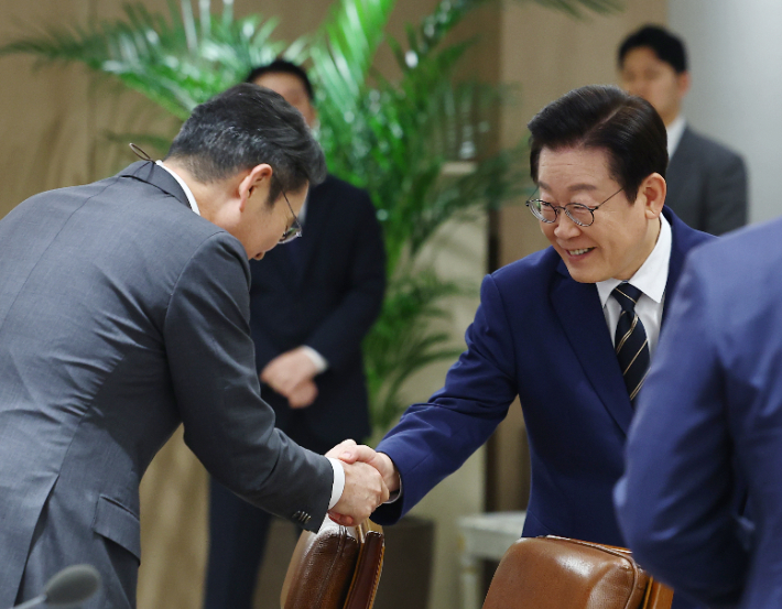 이재명 대통령이 16일 용산 대통령실에서 열린 한미 관세협상 후속 민관 합동회의에서 이재용 삼성전자 회장과 인사하고 있다. 연합뉴스