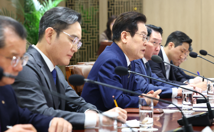 이재명 대통령이 16일 용산 대통령실에서 열린 한미 관세협상 후속 민관 합동회의에서 발언하고 있다. 왼쪽부터 여승주 한화그룹 부회장, 이재용 삼성전자 회장, 이재명 대통령, 최태원 SK그룹 회장, 정기선 HD현대 회장, 하준경 경제성장수석. 연합뉴스