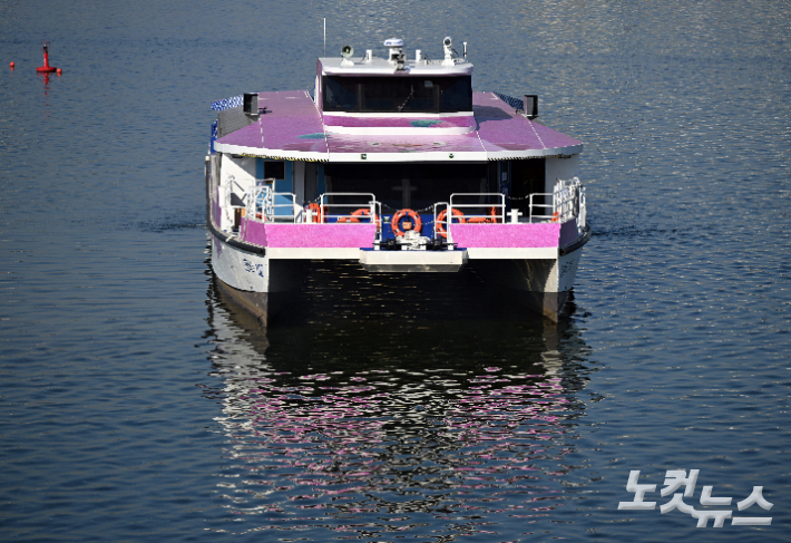 16일 서울 송파구 잠실선착장 인근에 102번 한강버스가 멈춰 서 있다. 지난 15일 밤 잠실선착장 인근 수심이 얕은 곳을 지나다 강바닥에 걸려 멈춘 한강버스에는 82명의 탑승객이 있었고 소방당국과 서울경찰청 한강경찰대가 출동해 구조했다. 서울시는 사고의 직접적인 원인으로 '항로 이탈에 따른 저수심 구간 걸림'을 꼽았다. 사고 선박은 오는 19일 오후 7시 만조 시점 물 때에 맞춰 선박 부상 시 이동할 예정이다. 황진환 기자