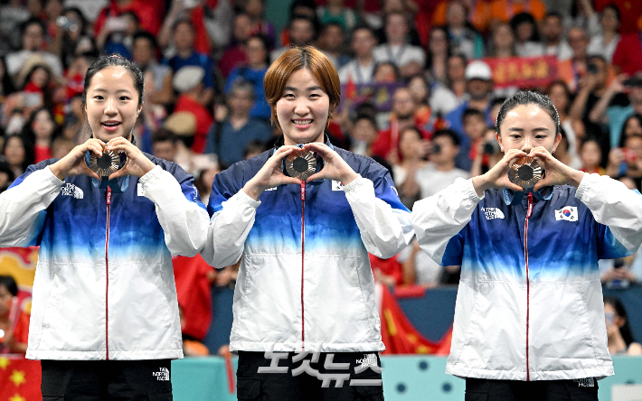 2024 파리올림픽 여자 단체전 동메달 결정전에서 독일을 꺾고 승리한 한국팀 신유빈(왼쪽부터), 이은혜, 신유빈, 전지희가 시상대에 올라 메달 세리머니를 펼치는 모습. 2024.8.10.파리=올림픽사진공동취재단 / SEO 황진환 기자