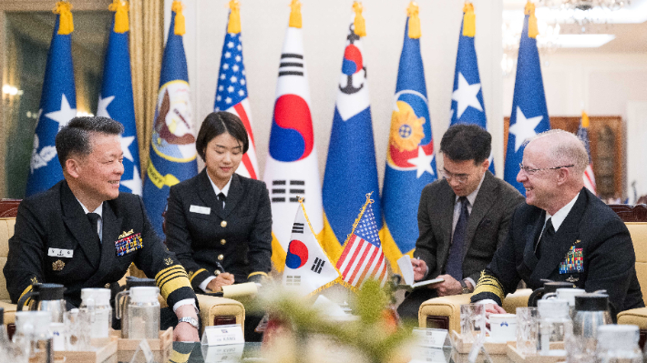 강동길(대장) 해군참모총장과 대릴 커들(Daryl L. Caudle, 대장) 미국 해군참모총장이 14일 서울에서 만나 양국 해군 군사협력 증진방안에 대해 논의하고 있다. 해군 제공