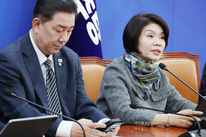 더불어민주당 한정애 정책위의장이 13일 서울 여의도 국회에서 열린 원내대책회의에서 발언하고 있다. 연합뉴스