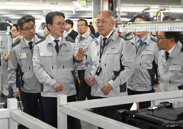 사진은 지난 14일 경기도 화성시 우정읍 기아오토랜드 화성에서 열린 기아 화성 EVO 플랜트 East 준공ㆍWest 기공 기념행사에 참석한 김민석 국무총리, 정의선 현대자동차그룹 회장, 송호성 기아 사장. 현대차·기아 제공