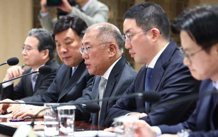 정의선 현대자동차 그룹 회장이 16일 용산 대통령실에서 열린 한미 관세협상 후속 민관 합동회의에서 발언하고 있다. 왼쪽부터 김용범 정책실장, 서정진 셀트리온 회장, 정의선 현대자동차 그룹 회장, 구광모 LG그룹 회장, 김정관 산업부 장관. 연합뉴스