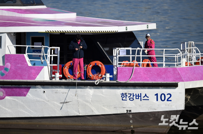 16일 서울 송파구 잠실선착장 인근 멈춰선 한강버스에서 관계자들이 대화하고 있다. 지난 15일 밤 잠실선착장 인근 수심이 얕은 곳을 지나다 강바닥에 걸려 멈춘 한강버스에는 82명의 탑승객이 있었고 소방당국과 서울경찰청 한강경찰대가 출동해 구조했다. 서울시는 사고의 직접적인 원인으로 '항로 이탈에 따른 저수심 구간 걸림'을 꼽았다. 황진환 기자