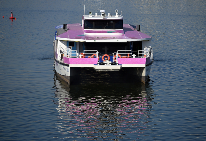 16일 서울 송파구 잠실선착장 인근에 102번 한강버스가 멈춰 서 있다. 지난 15일 밤 잠실선착장 인근 수심이 얕은 곳을 지나다 강바닥에 걸려 멈춘 한강버스에는 82명의 탑승객이 있었고 소방당국과 서울경찰청 한강경찰대가 출동해 구조했다. 서울시는 사고의 직접적인 원인으로 '항로 이탈에 따른 저수심 구간 걸림'을 꼽았다. 사고 선박은 오는 19일 오후 7시 만조 시점 물 때에 맞춰 선박 부상 시 이동할 예정이다. 황진환 기자